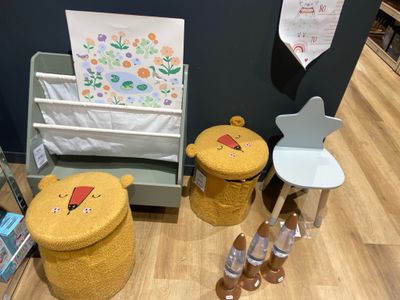deux tabourets et une table sur laquelle est posé un ours en peluche