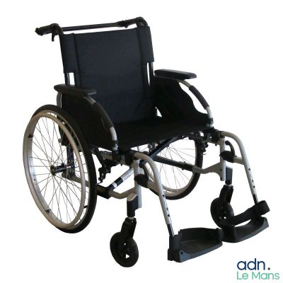 un fauteuil roulant noir et argenté avec des roues, sur fond blanc
