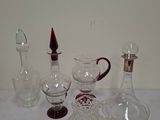 beaucoup d'objets en verre qui se trouvent sur la table