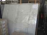 une grande pile de cartons et un réfrigérateur dans un entrepôt