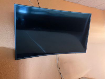 un téléviseur à écran plat accroché au mur de la chambre