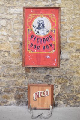 Art forain, ancien PANNEAU publicitaire " Vicious dog boy" e… - Photo 1