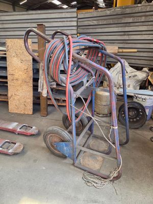 une photo d'un chariot dans un garage, avec de nombreux outils