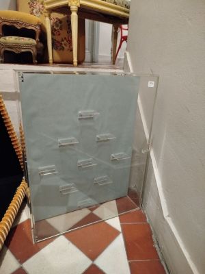une armoire métallique dans un coin de la pièce