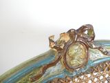 un gros plan d'un vase décoratif orné d'un oiseau