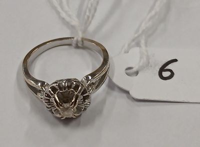 une image représentant une bague en argent ornée d'un cœur