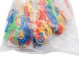un sac en plastique rempli de brosses à dents sur fond blanc