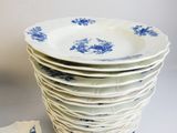 beaucoup d'assiettes empilées les unes sur les autres