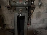 une machine qui se trouve dans le coin d'une pièce