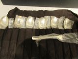 un couteau, une fourchette et une cuillère posés sur une table