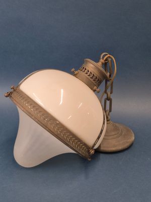l'image d'une lampe posée sur une table