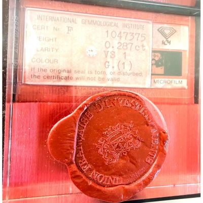 un cachet de cire apposé sur le côté d'une pompe à essence