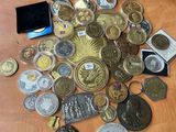 beaucoup de pièces qui sont sur la table