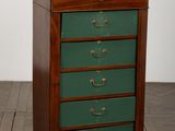 une photo d'une commode verte posée sur un parquet
