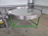 une photo d'une grande table en acier inoxydable dans un entrepôt