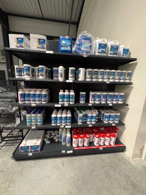 un rayon où sont exposés de l'eau et d'autres articles dans le magasin