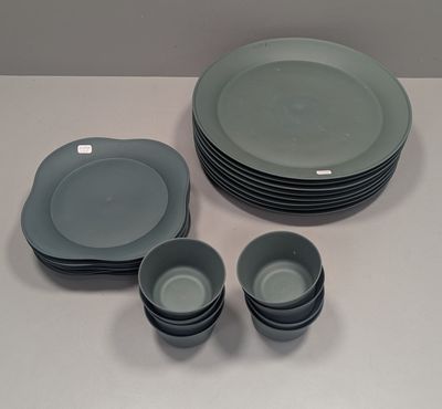 beaucoup d'assiettes et de tasses sur une table