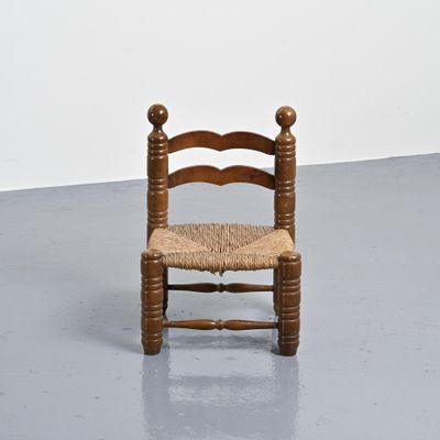 TRAVAIL FRANÇAIS Chaise basse aux pieds en forme de quille à…