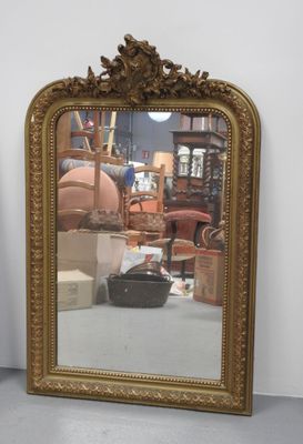 un miroir posé sur le sol devant une chaise