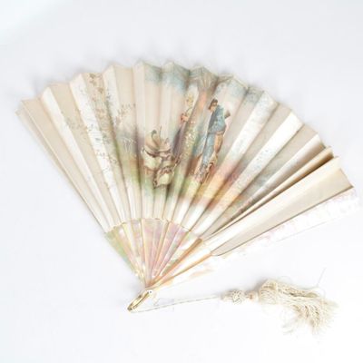 Eventail plein vol à seize brins en nacre, les feuilles en s…