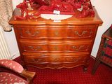 une commode en bois ornée d'une multitude de décorations rouges