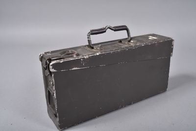 une valise noire munie d'une poignée, posée sur une surface blanche