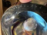 une personne qui tient un verre contenant un liquide