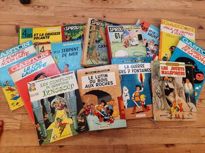 de nombreux livres pour enfants posés sur une table en bois