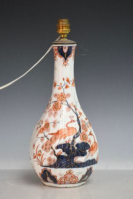 un vase blanc et orange orné d'un motif bleu et rouge