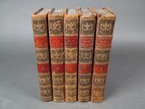 trois vieux livres sont empilés sur une table