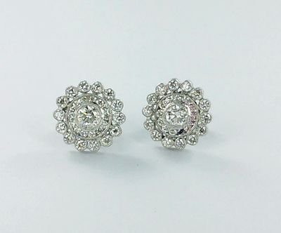 une paire de boucles d'oreilles en diamant sur fond blanc