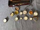 de nombreux types de montres de poche sur la table