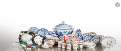 une table sur laquelle sont disposées de nombreuses pièces de vaisselle bleue et blanche