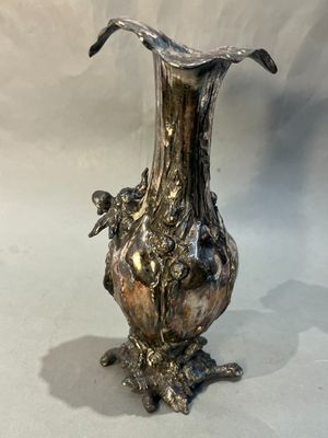 un vase en argent posé sur une table