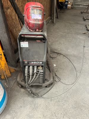 une photo d'une soudeuse dans un garage, à côté d'autres équipements