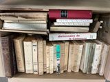 de nombreux livres sur l'étagère dans la boîte
