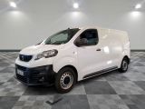 la camionnette blanche est garée sur le sol en damier d'une pièce