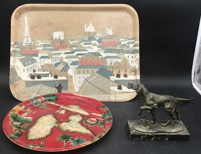 une assiette sur laquelle est représenté un chien et une assiette sur laquelle figure un chien