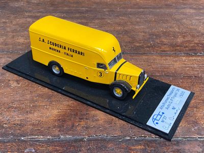 un petit camion jaune en plastique exposé sur une table