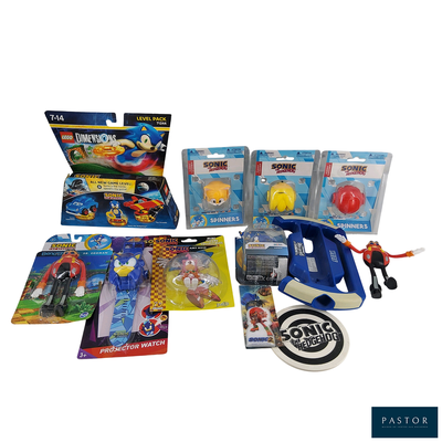 un grand nombre de jouets posés sur une table