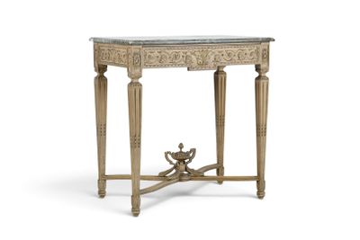 une petite table avec un plateau en marbre sur fond blanc