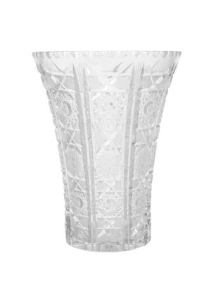 un vase en verre posé sur une surface blanche