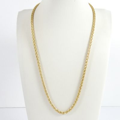 gros plan d'un collier sur un mannequin mannequin