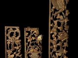 trois pièces de bois sculpté ornées d'oiseaux et de fleurs