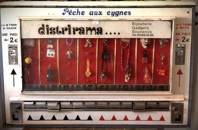 une machine sur laquelle se trouvent tout un tas d'objets différents