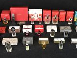 un assortiment de flacons de parfum et de boîtes posés sur une surface noire
