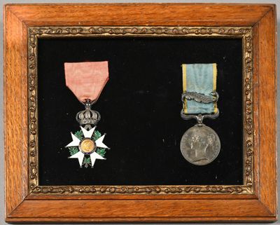 une vieille photo représentant deux médailles et une médaille dans un cadre en bois