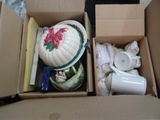 une boîte remplie d'objets posés sur le sol