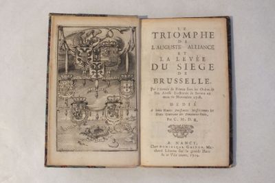 un vieux livre orné d'un dessin, posé sur une table
