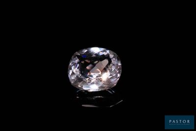 un diamant blanc sur fond noir